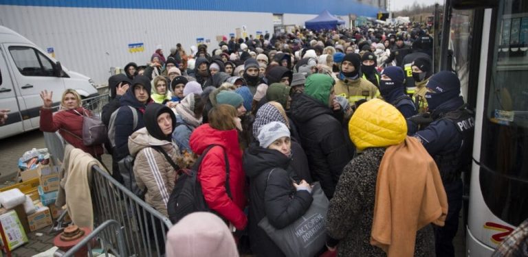 Drukte-bij-de-grens-tussen-Polen-en-Oekraine-Rode-Kruis-1024x500