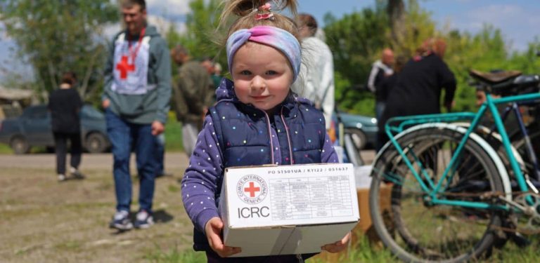 Hulp-in-Oekraine-Rode-Kruis-meisje-hulppakket